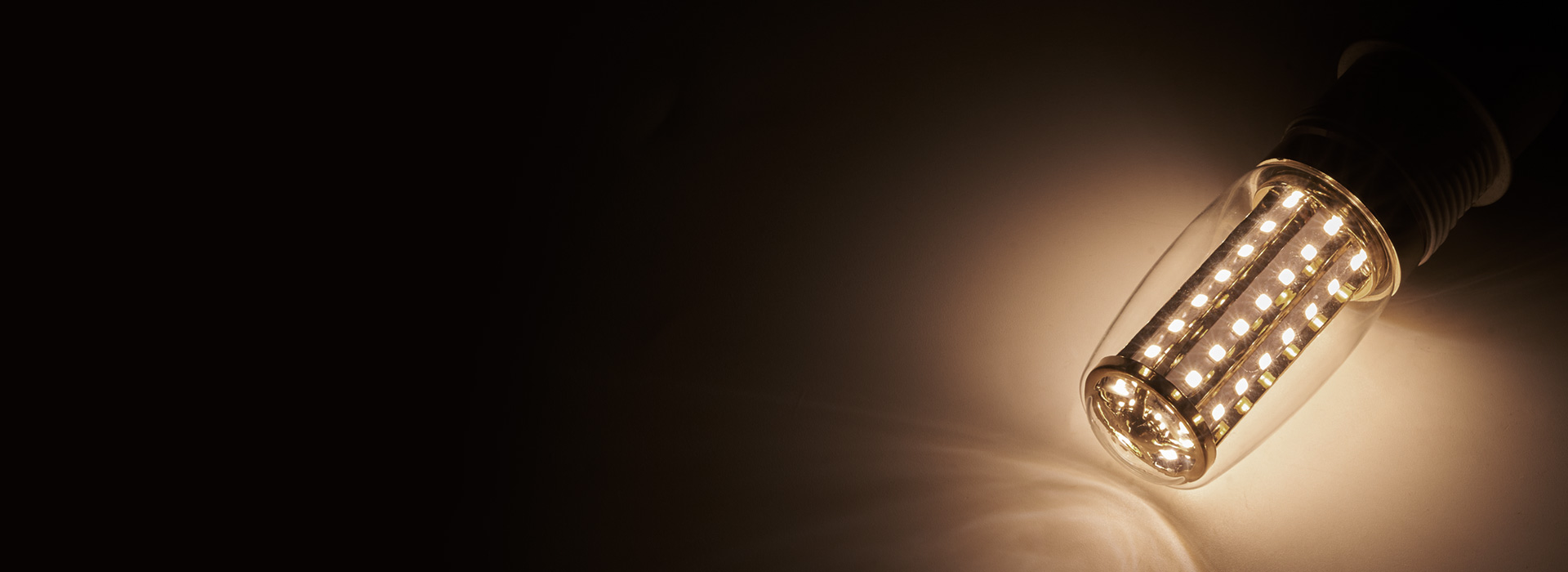 高亮度，轻松照亮大空间
 正泰照明玉米灯...